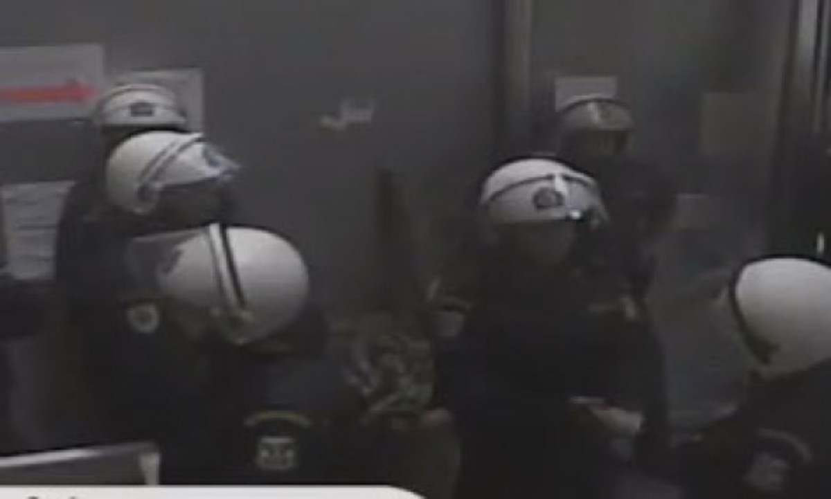 ΕΡΤ:Η έφοδος των ΜΑΤ