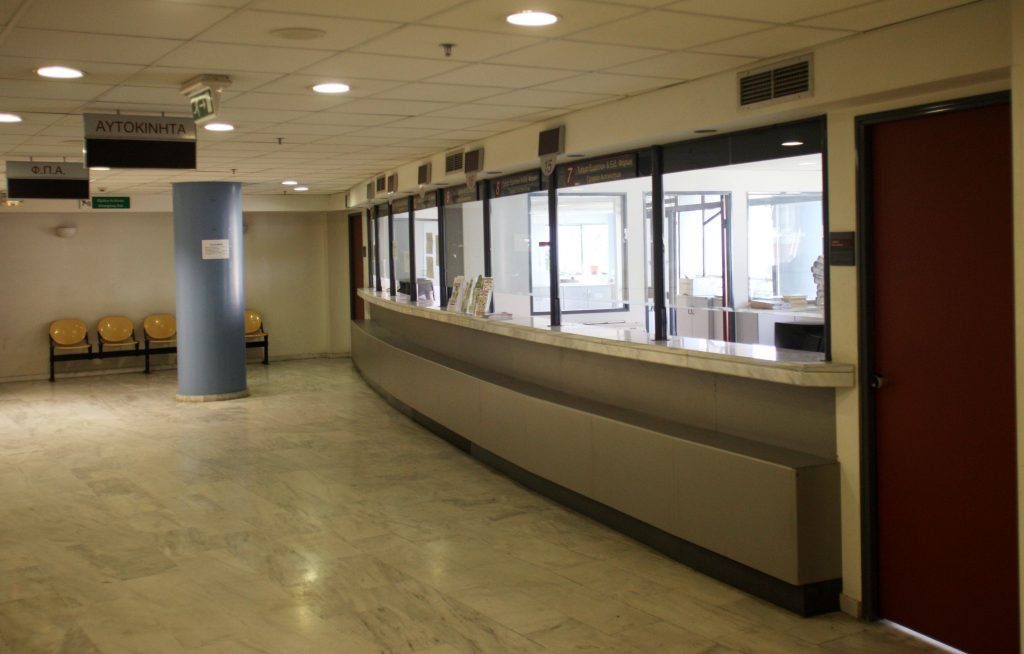 Απεργούν εφοριακοί και τελωνειακοί