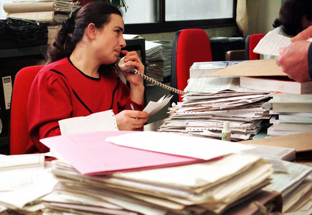 Για να μην τιναχτεί στον αέρα η κυβερνητική συνοχή πήραν πίσω το ξήλωμα των εφοριακών – Τα κριτήρια για τις αλλαγές στις εφορίες