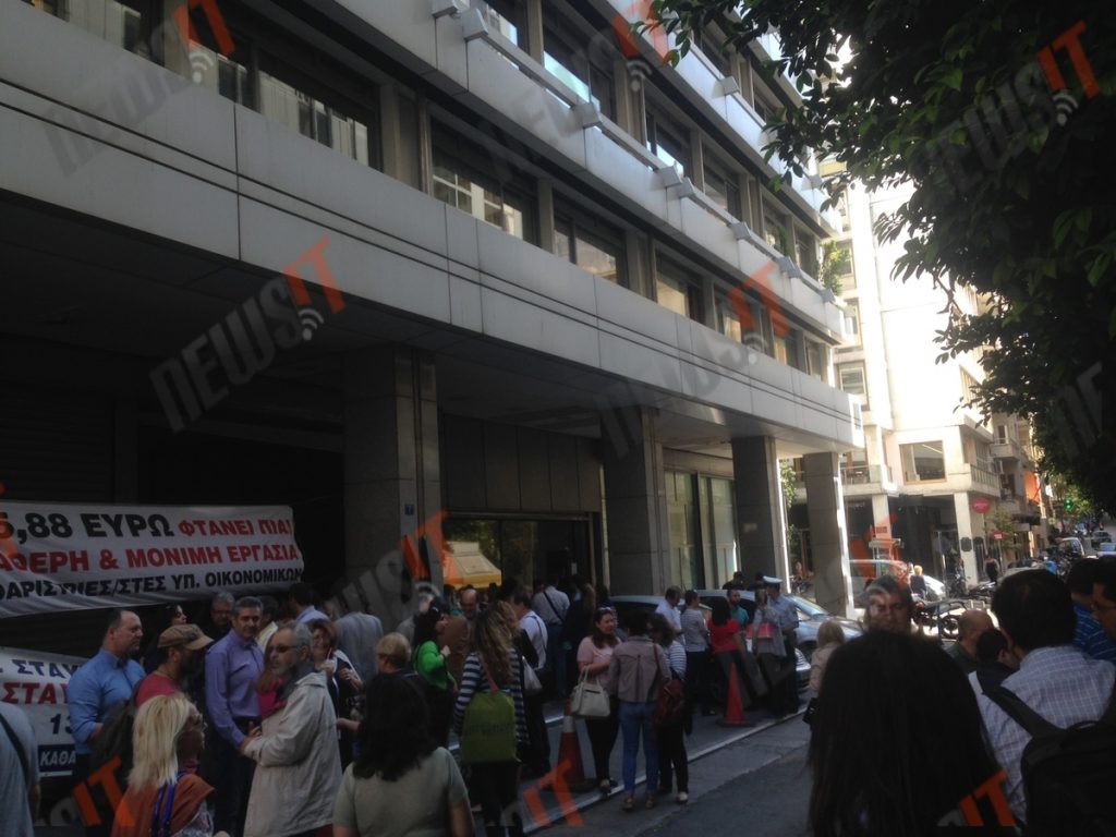 Σε σύσκεψη ο Βαρουφάκης και από κάτω εφοριακοί φωνάζουν (ΦΩΤΟ)