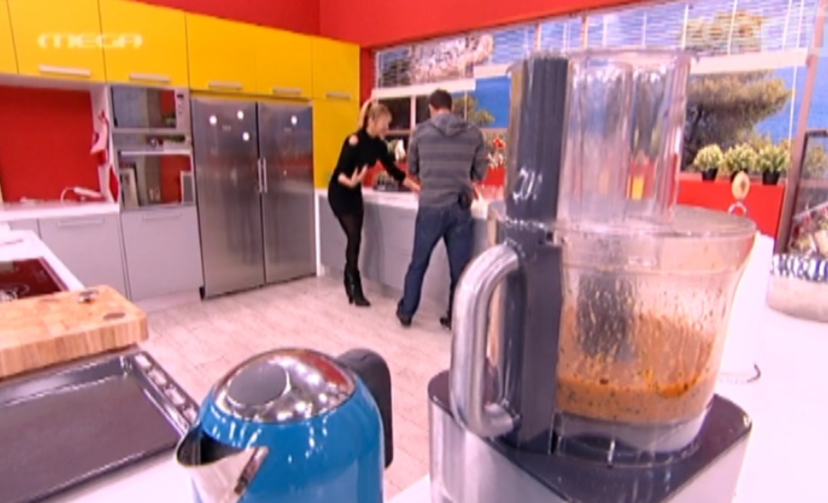 Η Φαίη Σκορδά κάηκε και πέταξε την κατσαρόλα με τα ζυμαρικά!