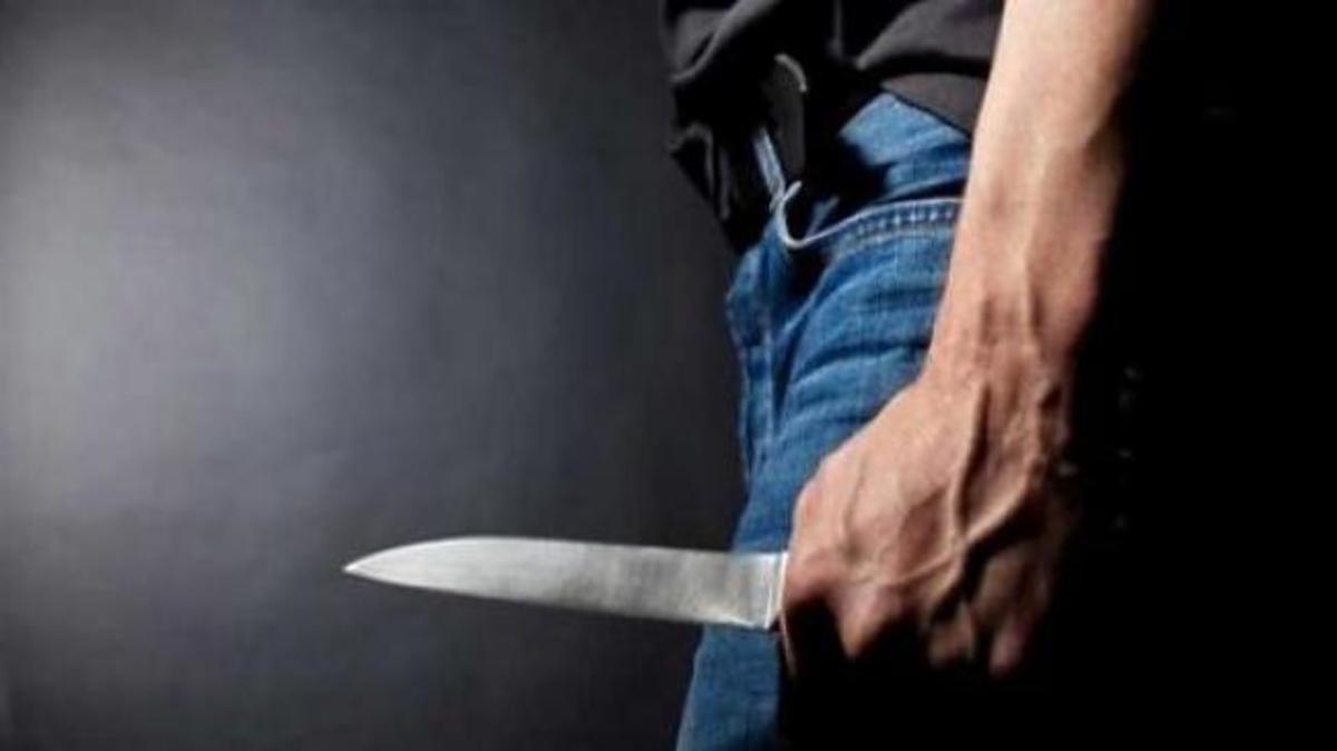 Φρίκη! Τη μαχαίρωσε μέχρι θανάτου μπροστά σε περαστικούς