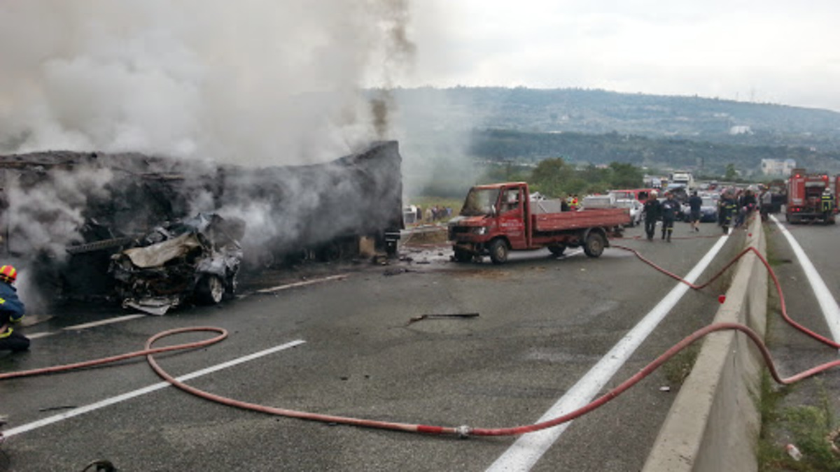 Καραμπόλα θανάτου στην Εγνατία Οδό – Νταλίκα – φονιάς έπεσε πάνω σε 40 αυτοκίνητα – Τέσσερις νεκροί, ένας άνθρωπος κάηκε ζωντανός!