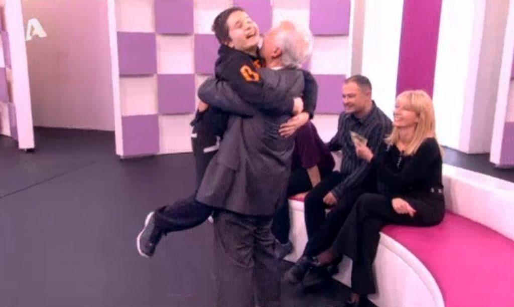 Συγκλονιστικό Πακέτο: Για την κόρη του είναι ένας ξένος, ο εγγονός όμως τα ανατρέπει όλα!