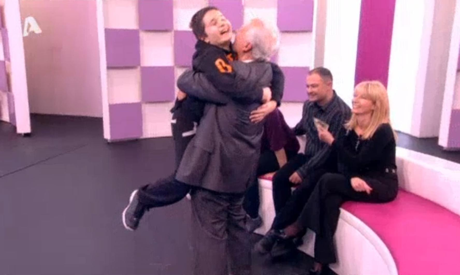 Συγκλονιστικό Πακέτο: Για την κόρη του είναι ένας ξένος, ο εγγονός όμως τα ανατρέπει όλα!