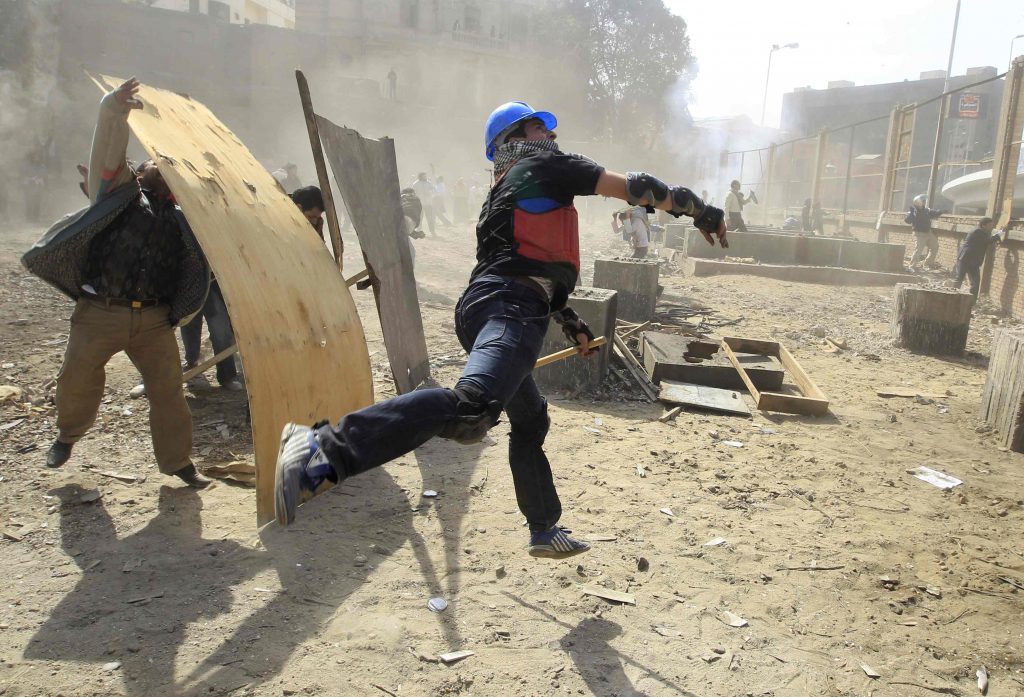 Μάχες χαρακωμάτων στο Κάϊρο – Δημόσια συγγνώμη για το χάος ζήτησε ο πρωθυπουργός