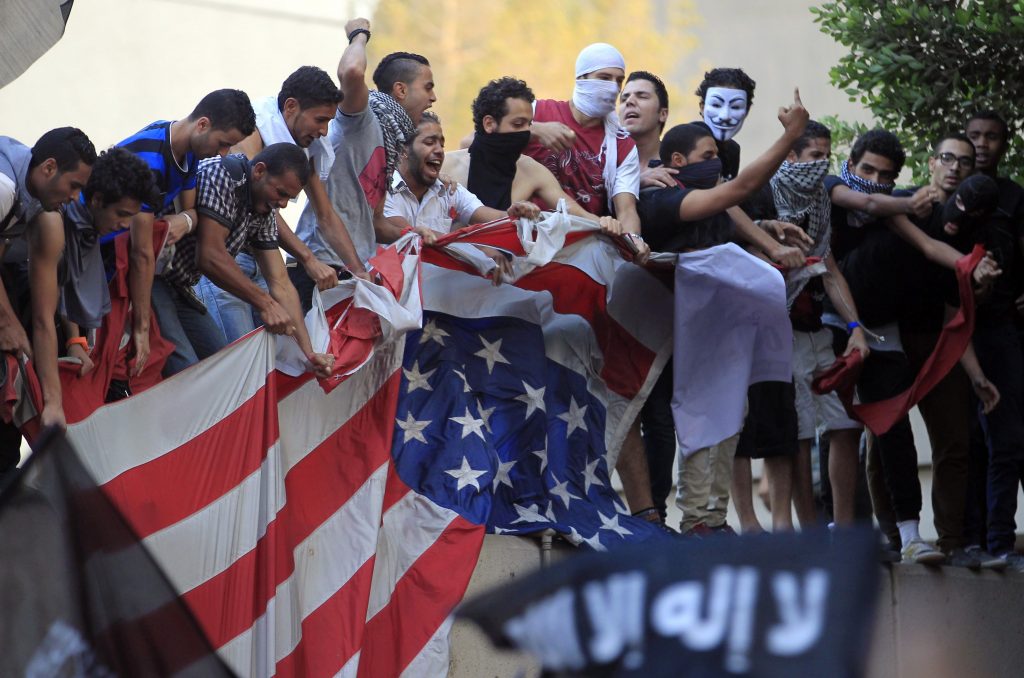 Κάιρο: Χιλιάδες διαδηλωτές έξω από την αμερικανική πρεσβεία με αφορμή μία ταινία
