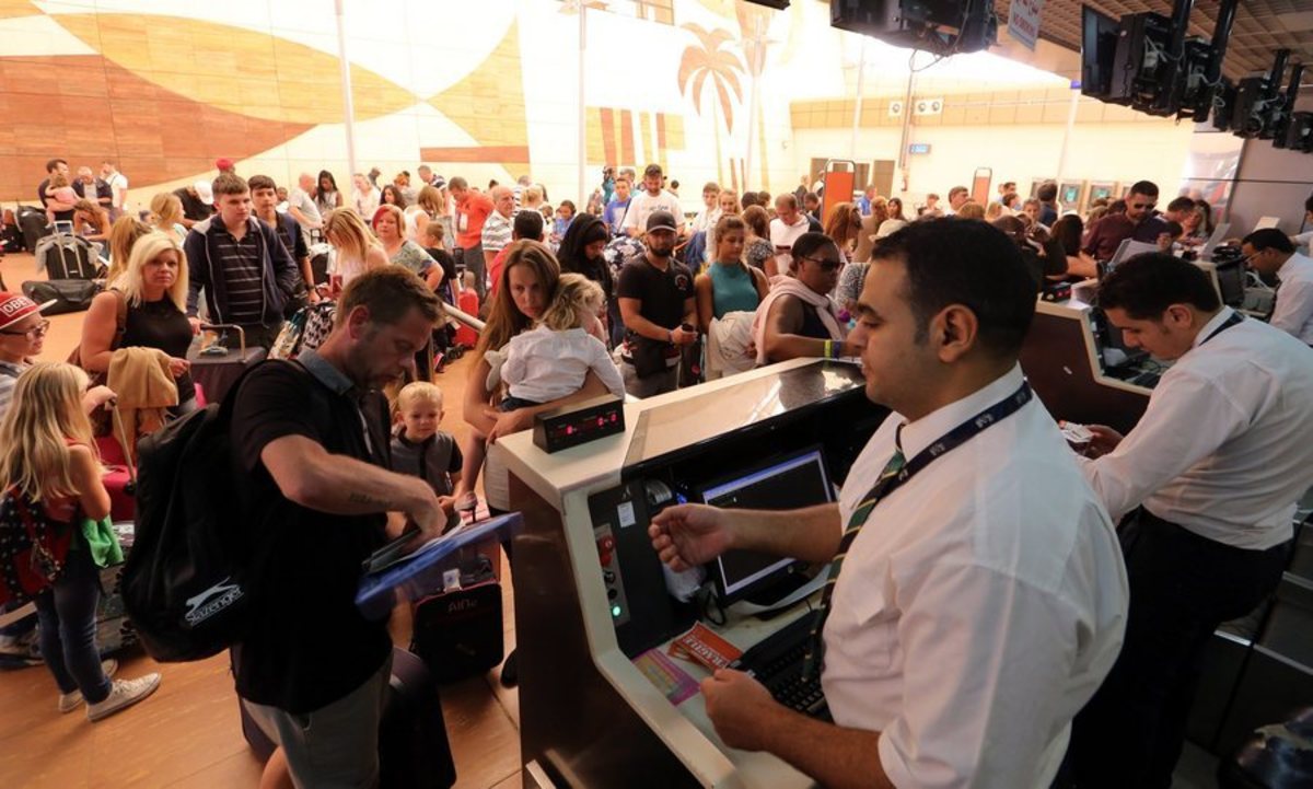 Όμηροι στην Αίγυπτο εκατοντάδες Βρετανοί τουρίστες – Μύλος με τις πτήσεις επιστροφής