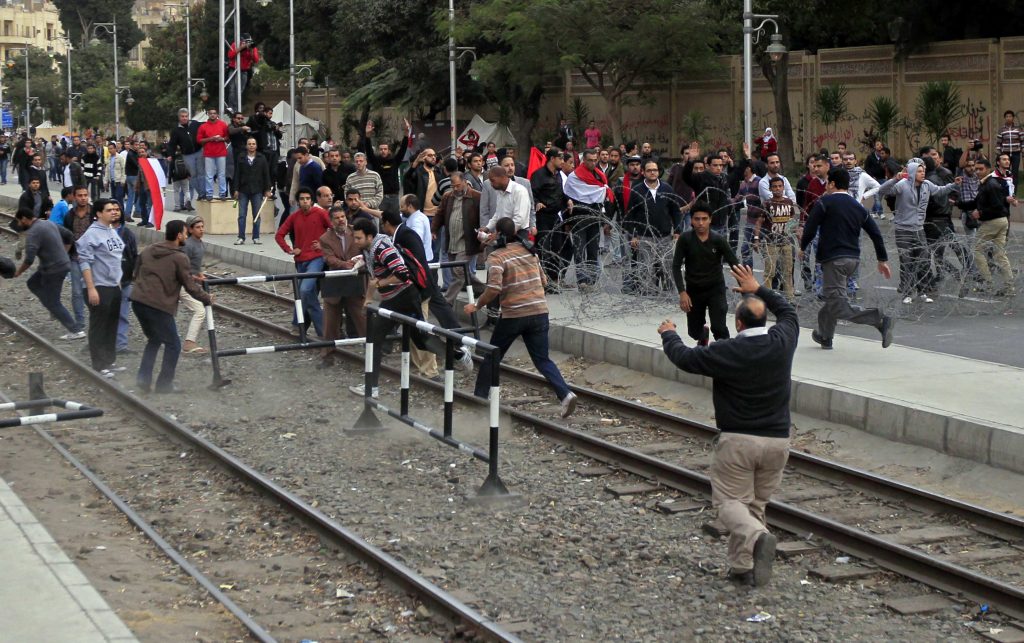 Χάος και πέντε νεκροί στην Αίγυπτο – Τανκς μπροστά στο προεδρικό μέγαρο (VIDEO)