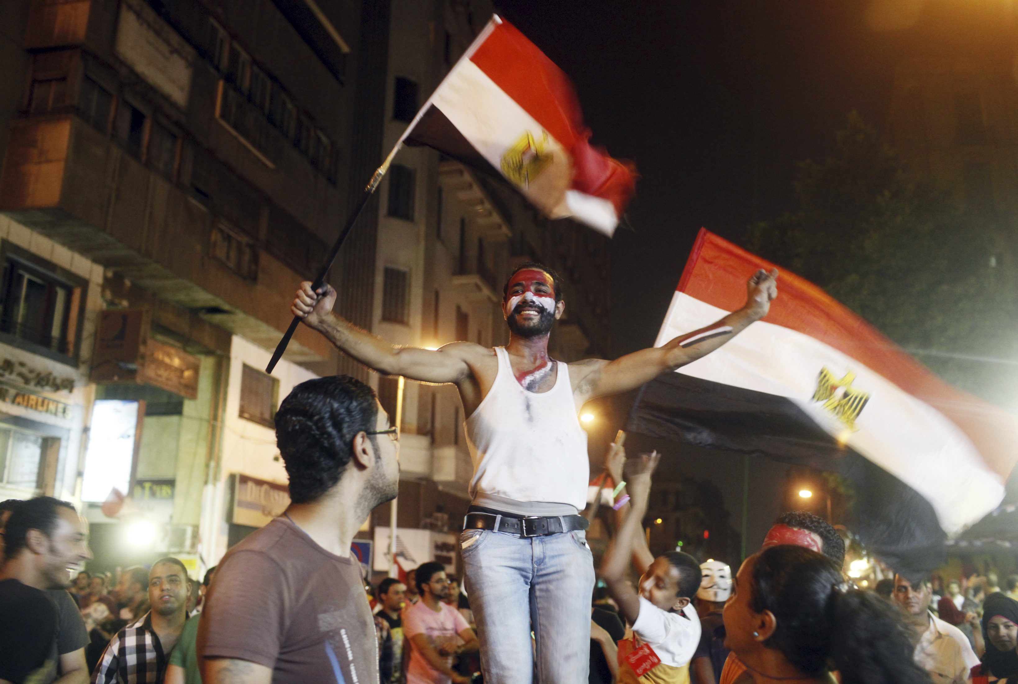 Η Αίγυπτος στη δίνη του εμφυλίου μετά το πραξικόπημα – Κρατείται από το στρατό ο Μόρσι – Χάος και βία με τέσσερις νεκρούς