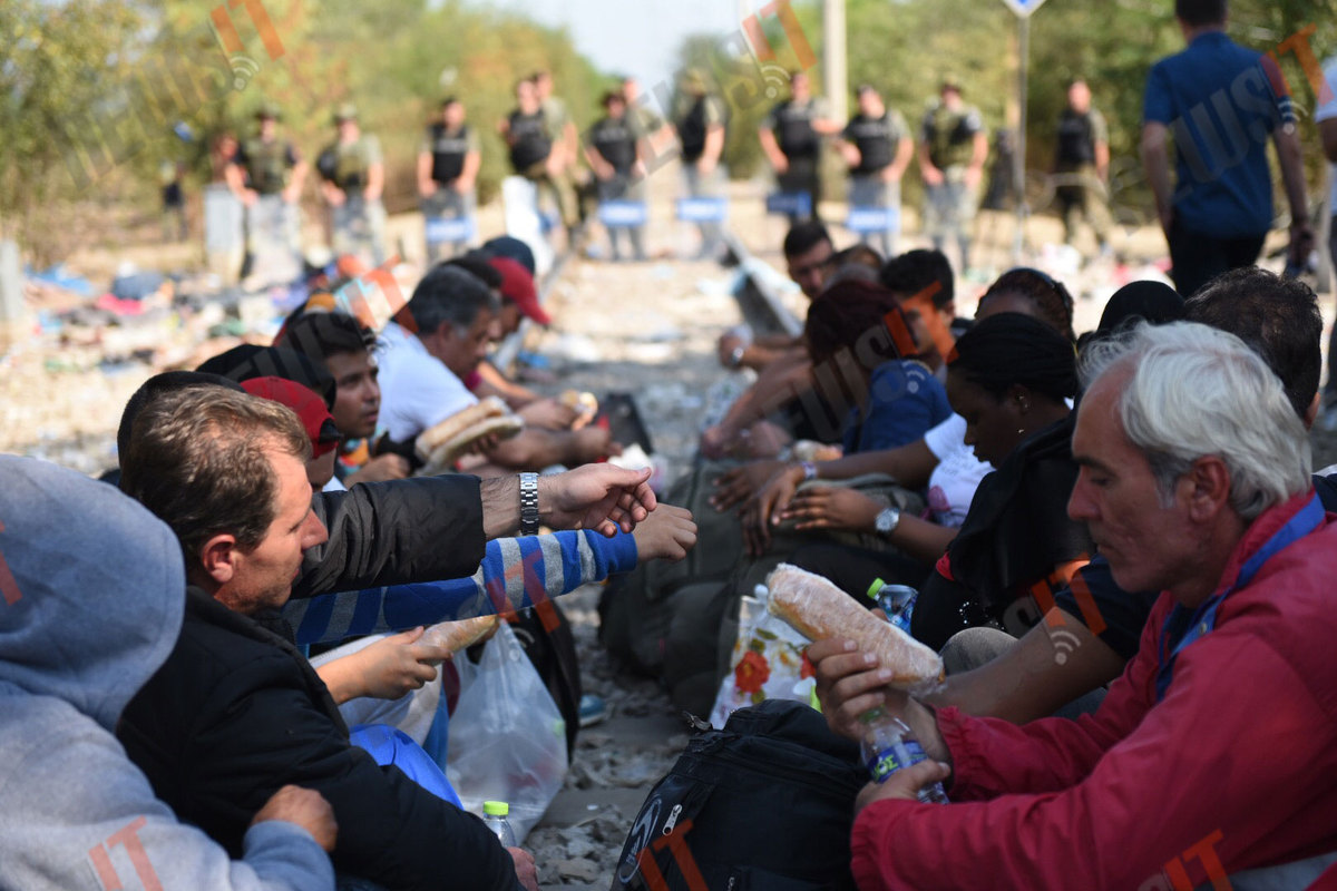Αίσχος! Μαυραγορίτες εκμεταλλεύονται πρόσφυγες στην Ειδομένη! (ΦΩΤΟ)