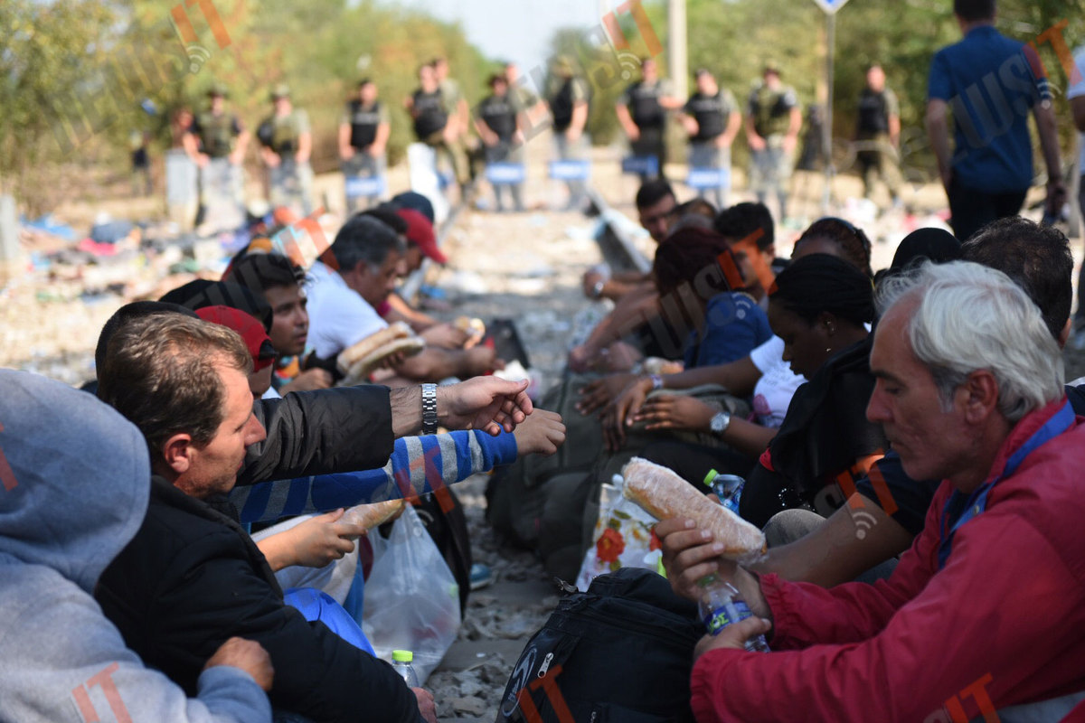 Αίσχος! Μαυραγορίτες εκμεταλλεύονται πρόσφυγες στην Ειδομένη! (ΦΩΤΟ)