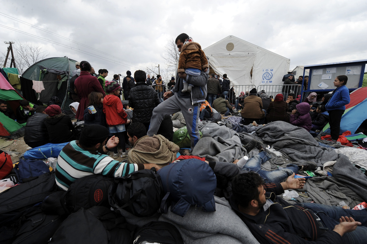 Ειδομένη: Κλειστά σύνορα για 13.000 πρόσφυγες που επιβιώνουν στη βροχή – Παιδιά στα νοσοκομεία