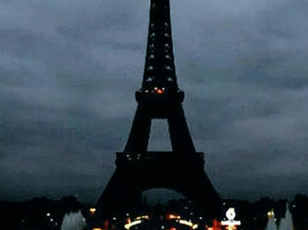 Παρίσι: Στο σκοτάδι ο Πύργος του Άιφελ σε ένδειξη πένθους
