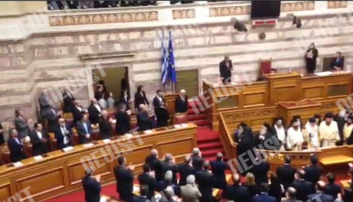 Είσοδος Παυλόπουλου στην αίθουσα