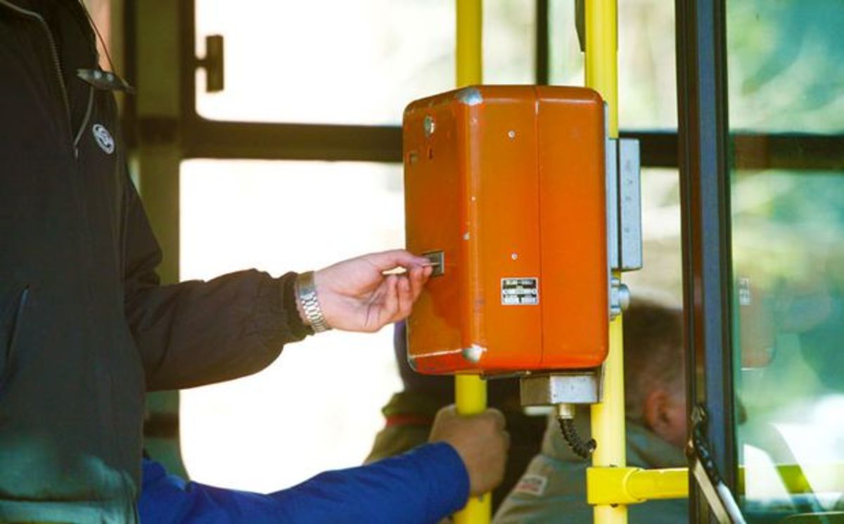 Ιδιώτες αναλαμβάνουν την έκδοση και τον έλεγχο των εισιτηρίων στα μέσα μεταφοράς – Με έξοδο απειλούνται 1.500 άτομα