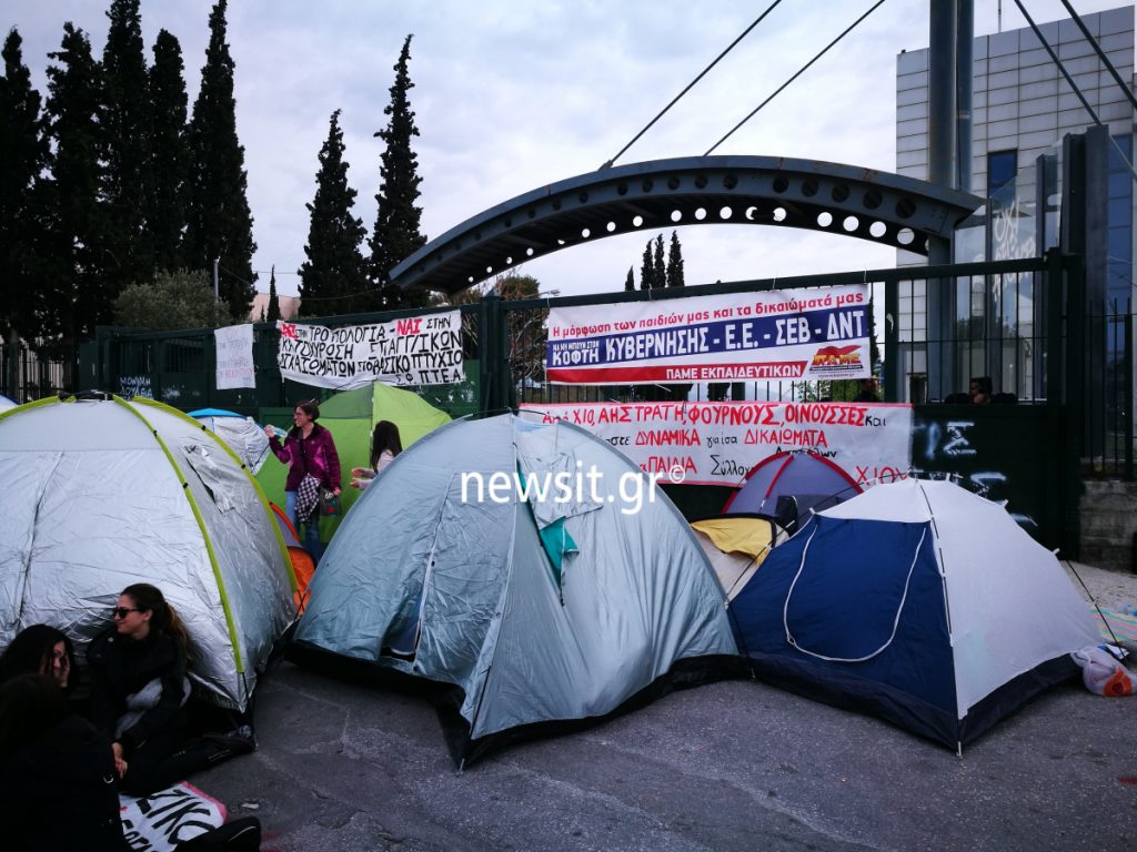 Εγκλωβίστηκαν υπάλληλοι μέσα στο υπ. Παιδείας! Διαμαρτυρία αδιόριστων εκπαιδευτικών με σκηνές