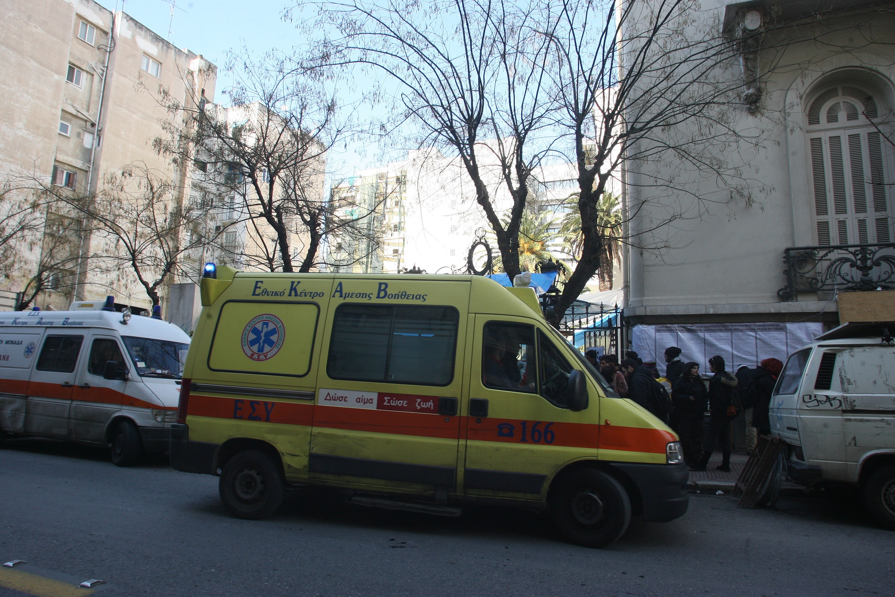 Παρασύρθηκε από φορτηγό όταν περνούσε τον δρόμο κρατώντας τα δύο ανήλικα εγγόνια της!