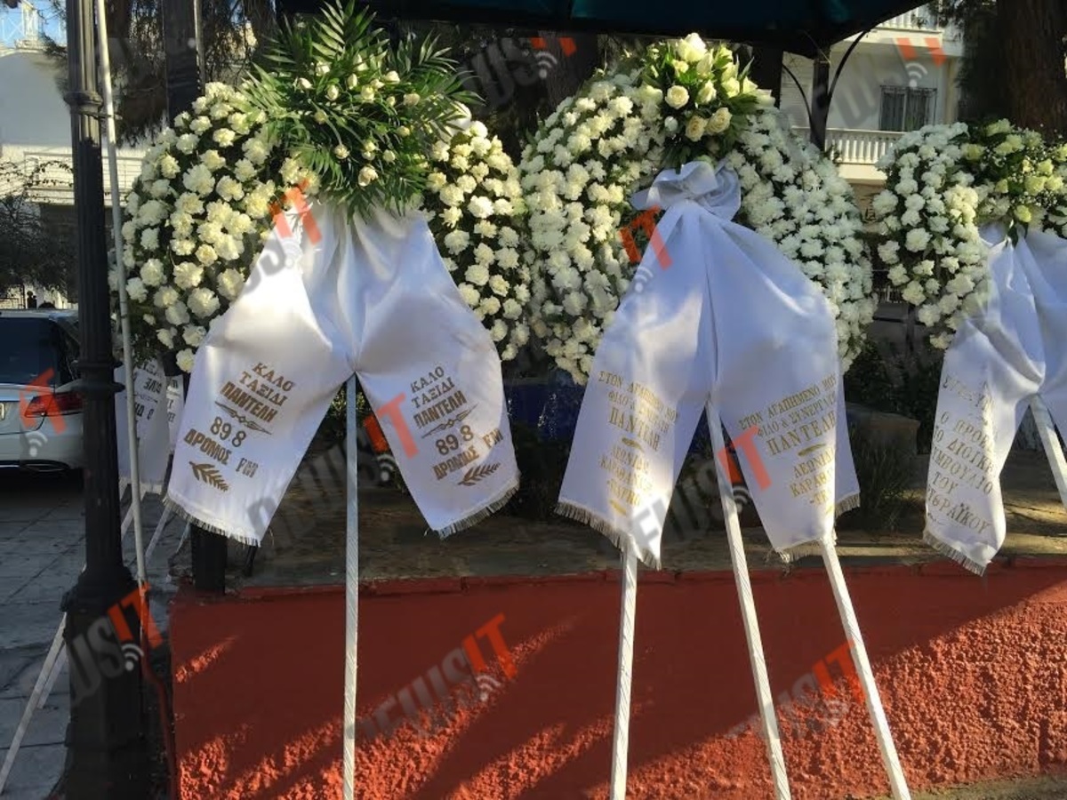 Κηδεία Παντελίδη: Τα πρώτα στεφάνια για τον Παντελή – Σε λαϊκό προσκύνημα η σορός – Ντυμένος σαν γαμπρός σε λευκό φέρετρο