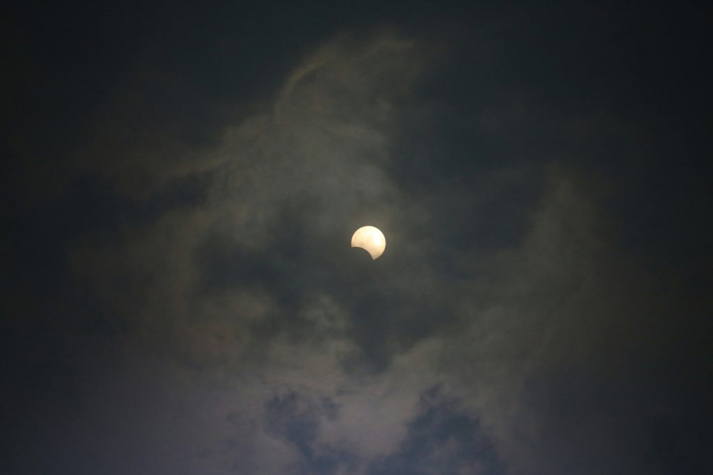 Σκοτείνιασε το Σύνταγμα από την έκλειψη – Φωτογραφίες