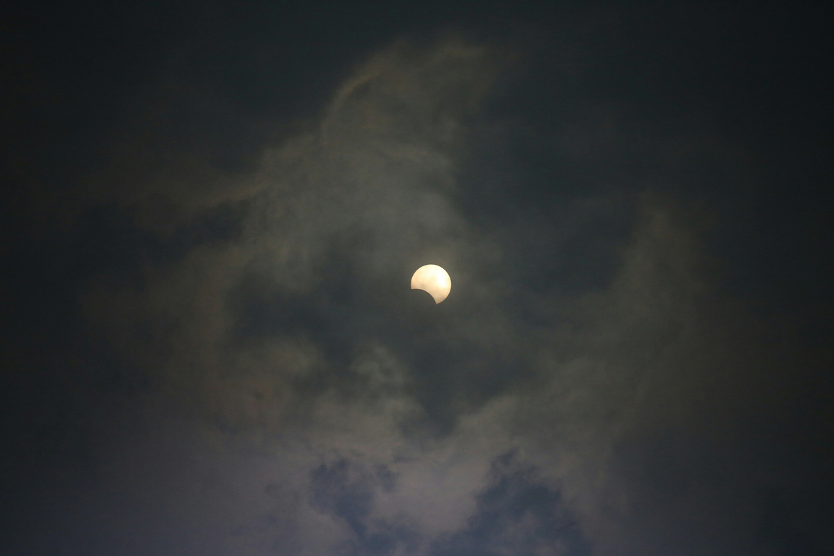 Σκοτείνιασε το Σύνταγμα από την έκλειψη – Φωτογραφίες