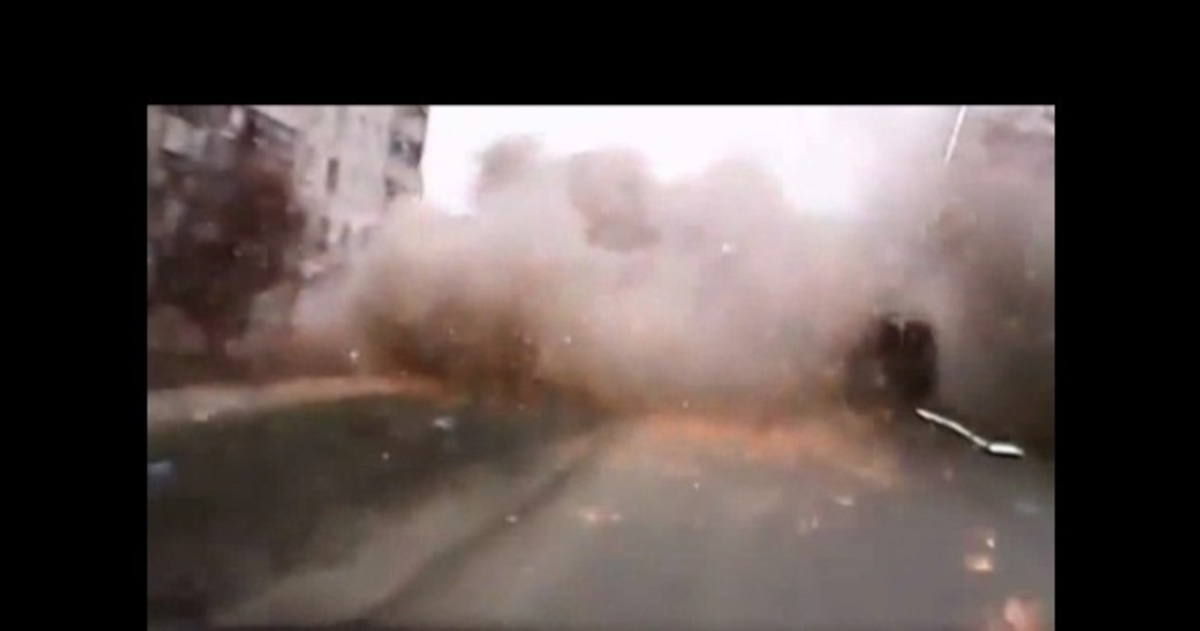 Συγκλονιστικό βίντεο: Πύραυλος πέφτει σε κεντρικό δρόμο της Μαριούπολης