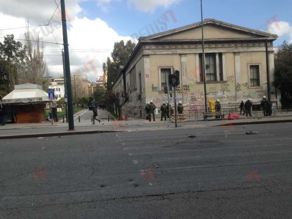 Τρεις προσαγωγές στα επεισόδια έξω από το Πολυτεχνείο – Δείτε φωτό και βίντεο