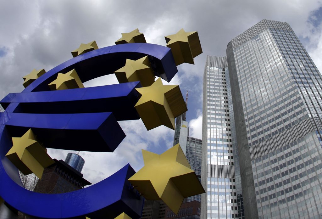 Bloomberg: Η ΕΚΤ μειώνει τα επιτόκιά της 0,25%