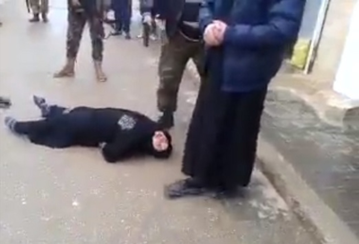 Βίντεο: Δημόσια εκτέλεση γυναίκας για μοιχεία – Προσοχή! Σκληρές εικόνες!