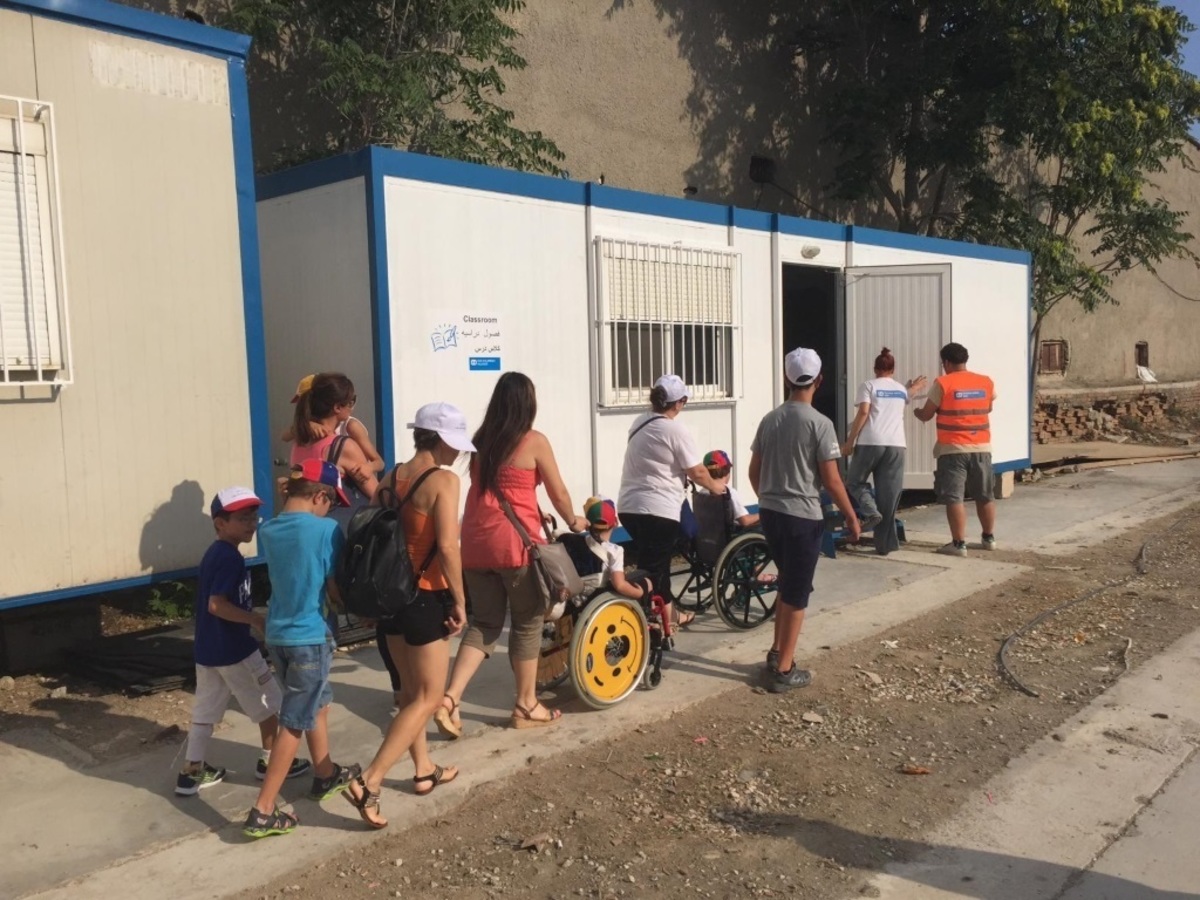 Παιδιά με κινητικά προβλήματα επισκέφθηκαν προσφυγόπουλα στον Ελαιώνα