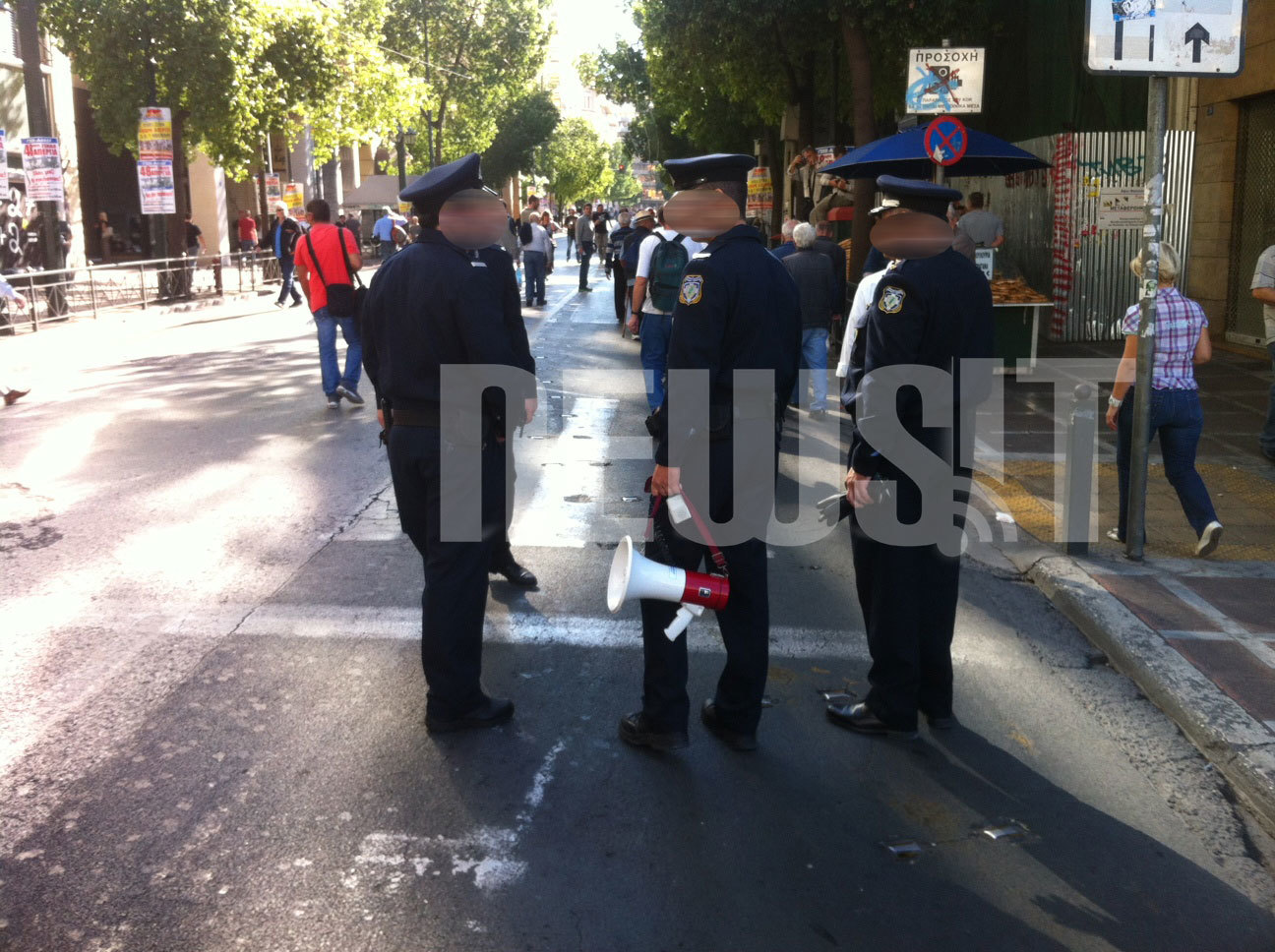 Γιατί κρατάει ντουντούκα ο Αστυνομικός;