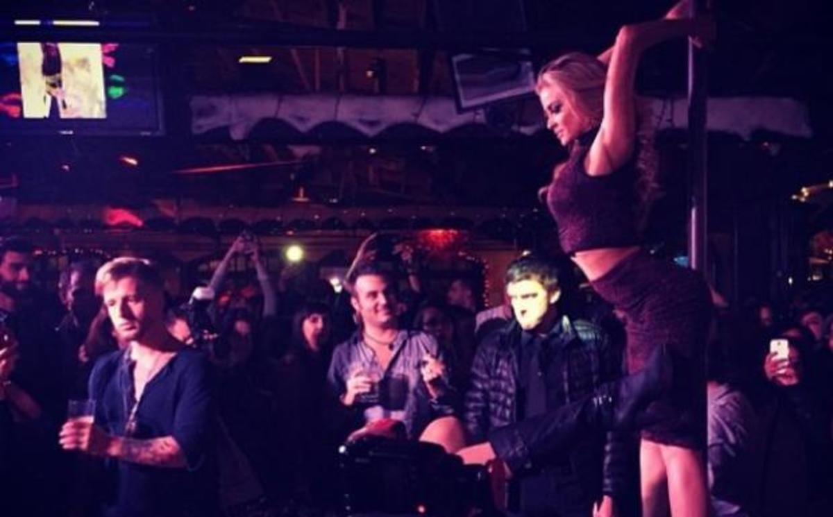 Κόλασε η Carmen Electra κάνοντας pole dancing! (βίντεο)