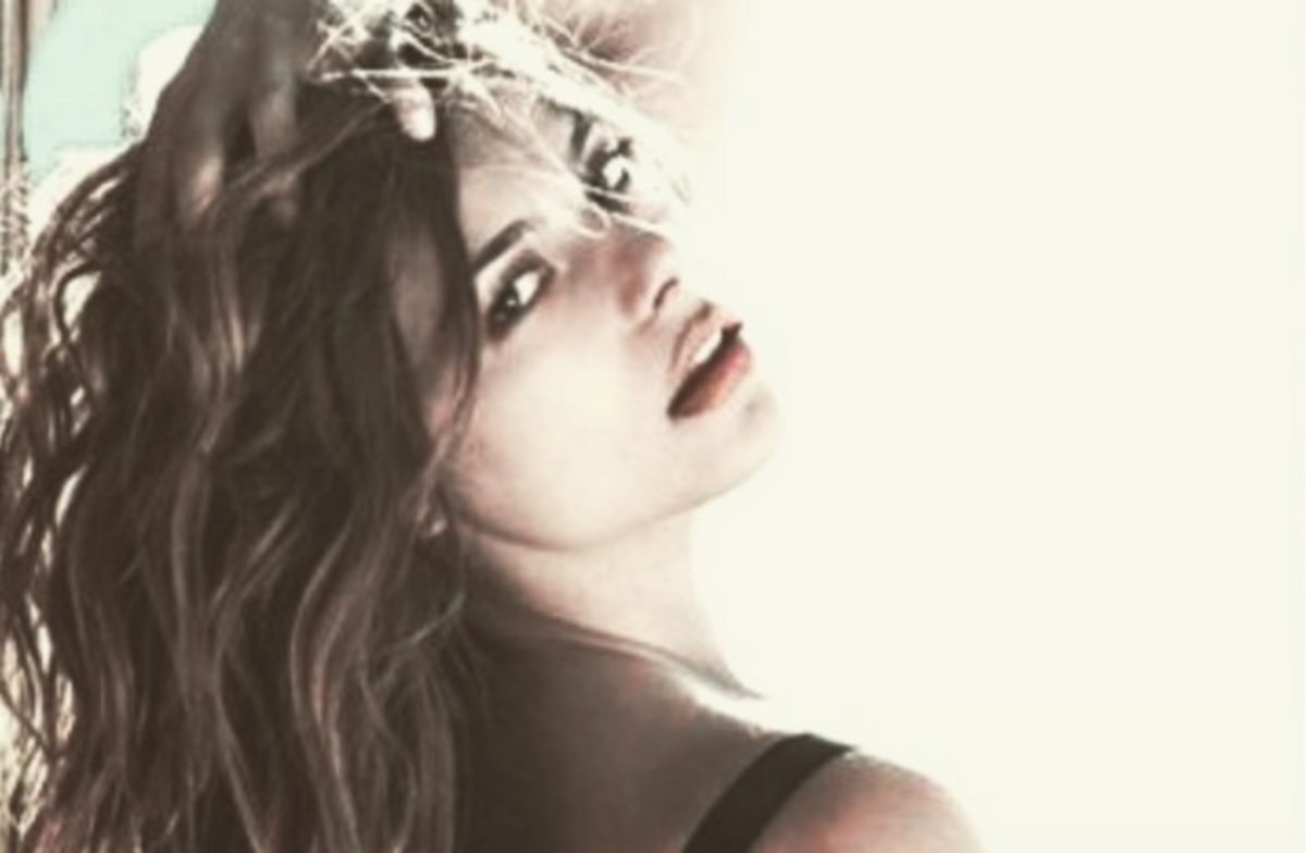 Πέταξε το μαγιό της και βούτηξε στα γαλαζοπράσινα νερά η Ελευθερίου