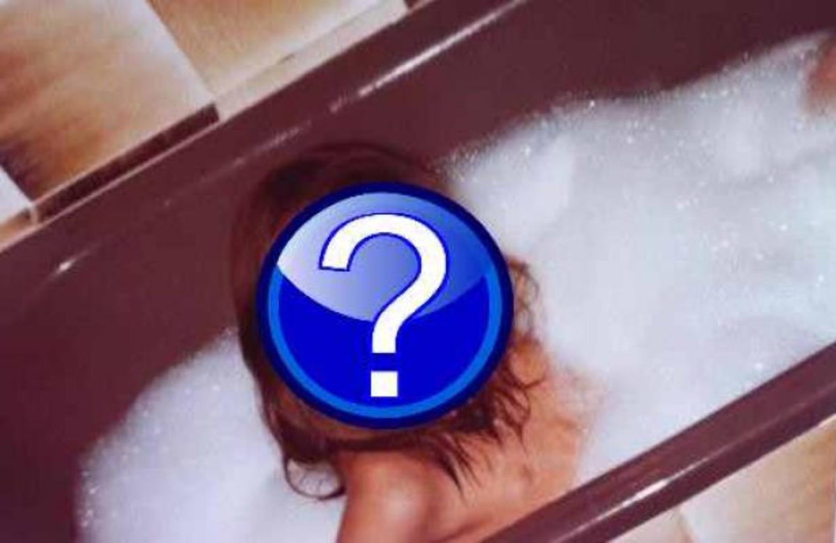 Η Έλενα Παπαβασιλείου μελαχρινή στη μπανιέρα!