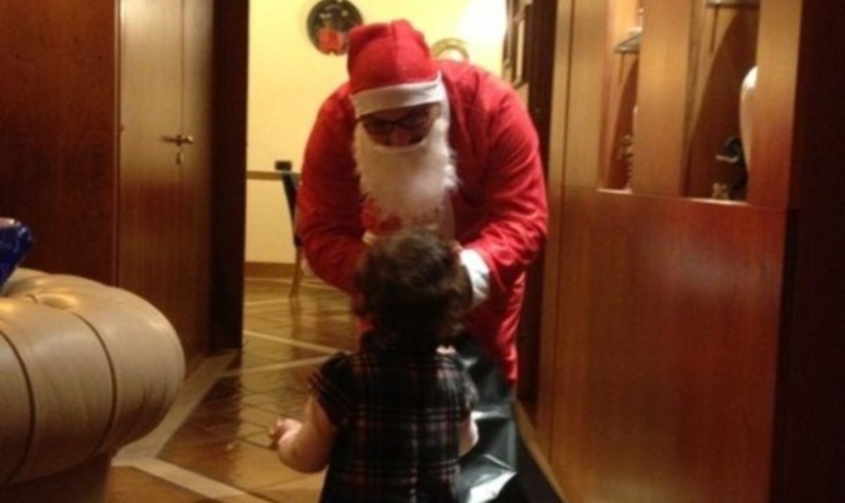 Ο Άγιος Βασίλης επισκέφτηκε την κόρη γνωστής ηθοποιού! Μάντεψε ποια είναι