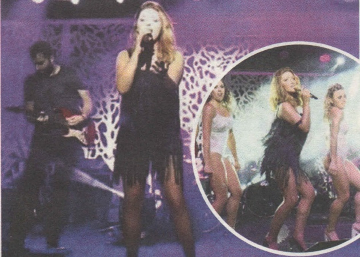 H καυτή εμφάνιση της Έλενας Παπαρίζου και το guest του Αντώνη Ρέμου σε χλιδάτο πάρτι στη Μύκονο!