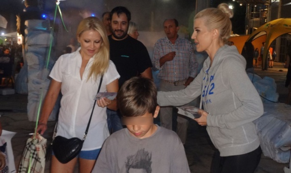Δείτε την Έλενα Ράπτη να μοιράζει φυλλάδια στους δρόμους!