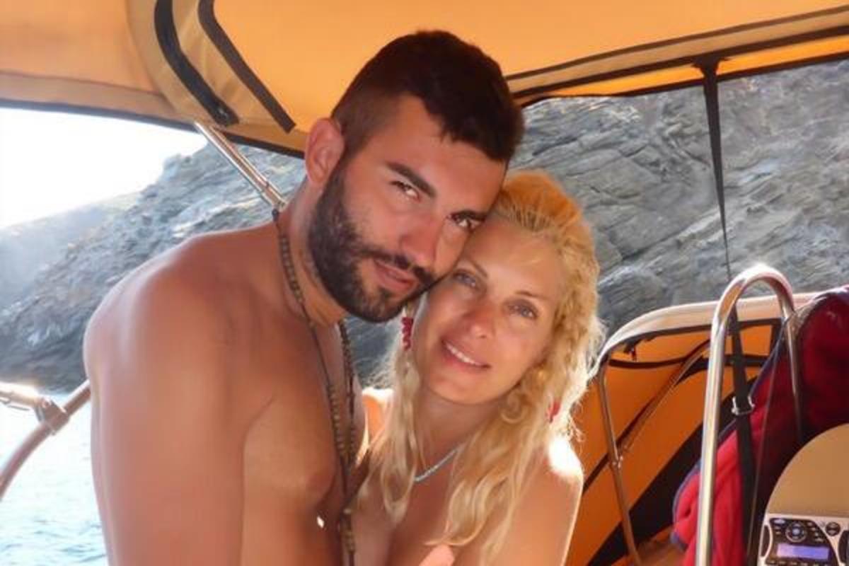 H κοπέλα του αδερφού της Ελένης Μενεγάκη στα Άχλα!