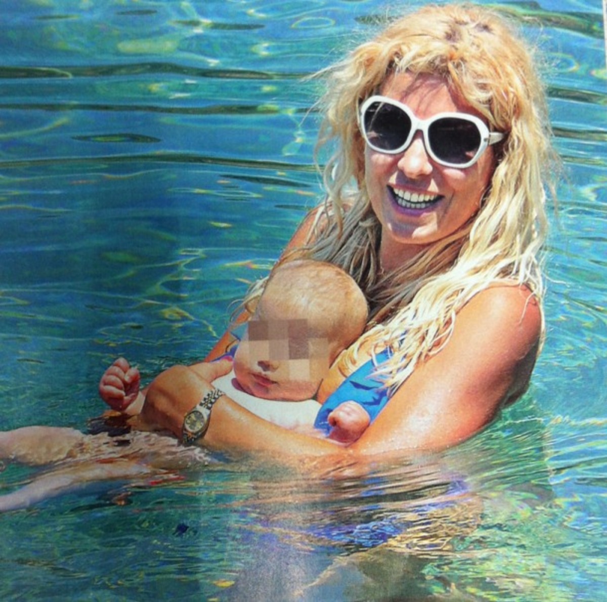 Ποιο μωράκι κρατάει η Ελένη Μενεγάκη;