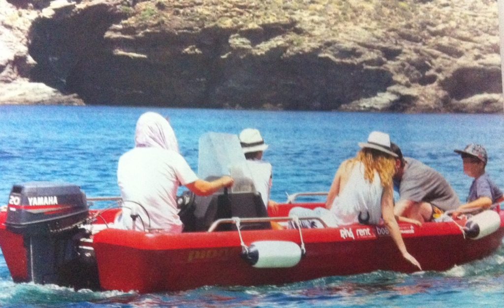 Πολυσυζητημένο ζευγάρι της ελληνικής showbiz κρύβεται με πετσέτες και καπέλα