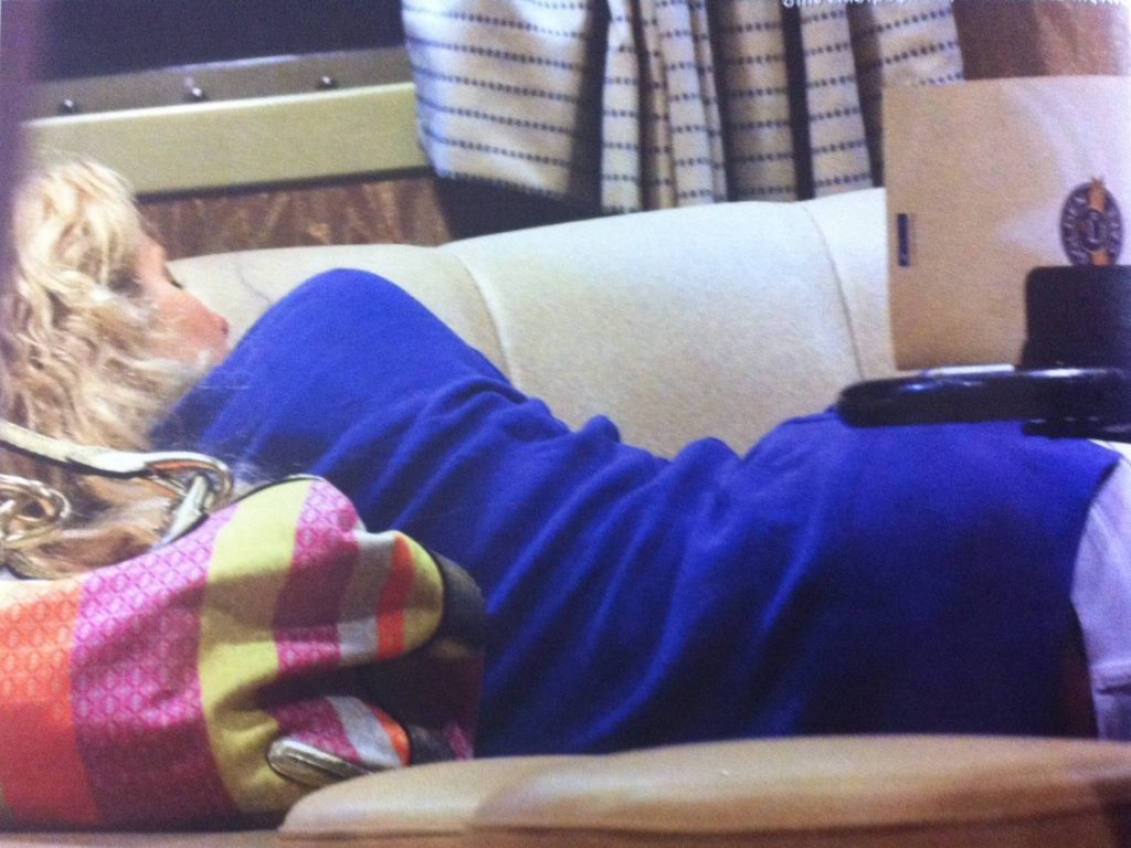 Δείτε την Ελένη Μενεγάκη ξαπλωμένη στο σαλόνι του καραβιού!