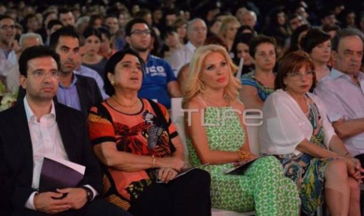 Ελένη Μενεγάκη: Συγκινημένη στην ορκωμοσία του αδελφού της!