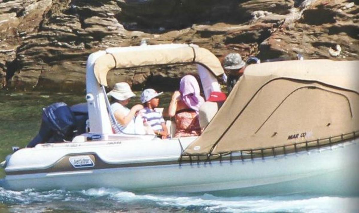 Ελένη Μενεγάκη: Οι βόλτες με το φουσκωτό στην Άνδρο!