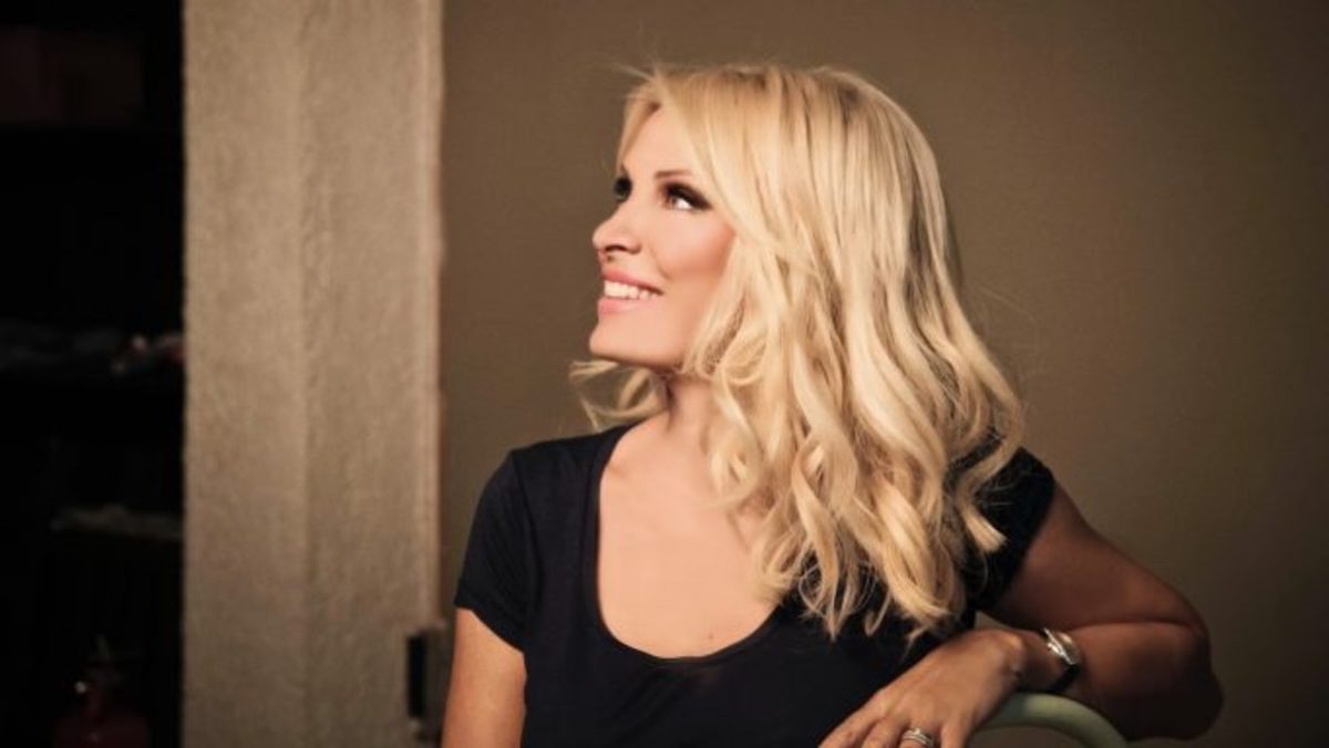 «Πέσανε τα νούμερα της Μενεγάκη και άρχισε να σκορπάει τα προσωπικά της στα περιοδικά»