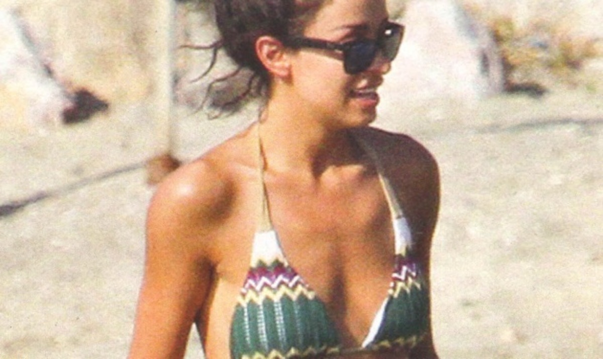 Ελένη Φουρέιρα: Σέξυ εμφάνιση με μπικίνι στην παραλία!