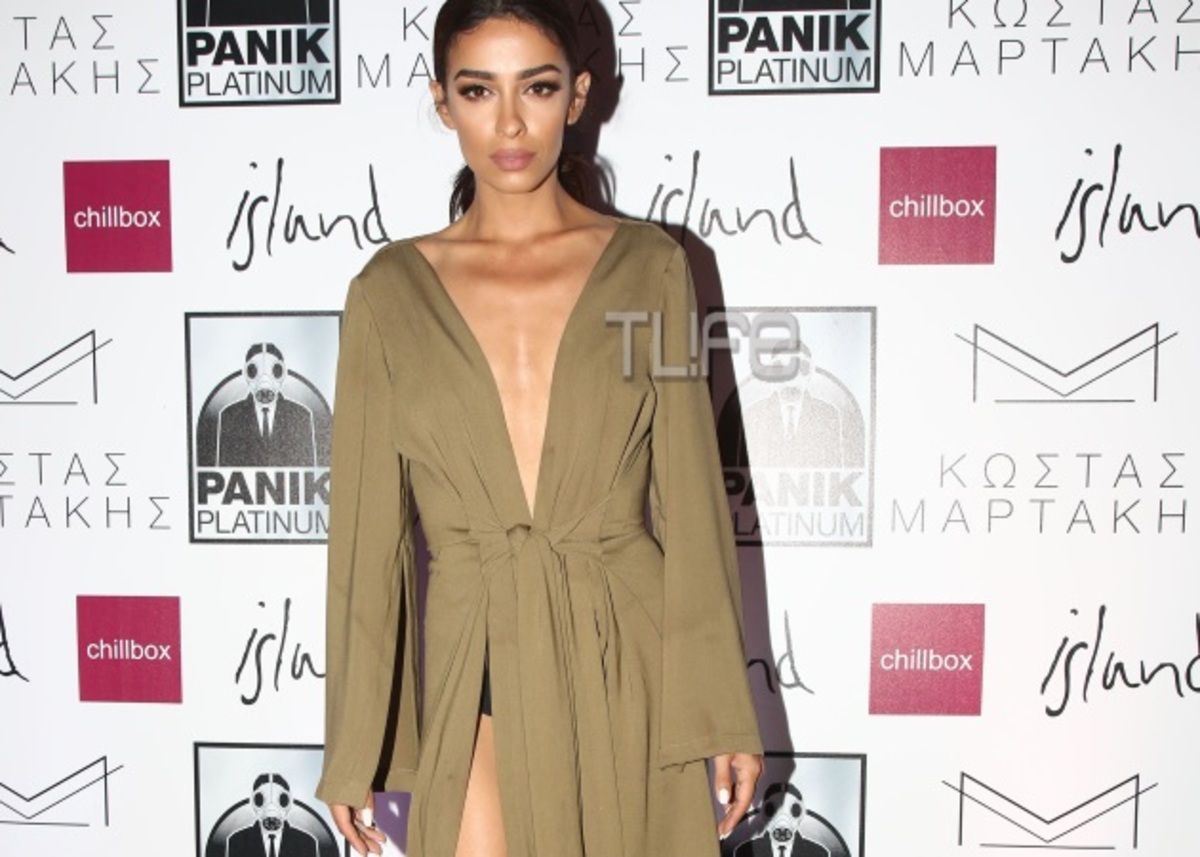 Ελένη Φουρέιρα: Η αποκαλυπτική εμφάνιση με το βαθύ ντεκολτέ και σκίσιμο! ΦΩΤΟ