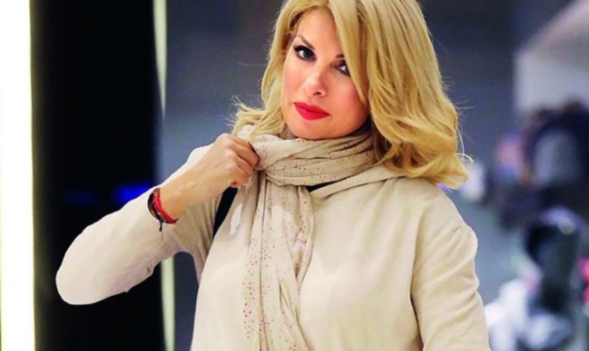 Η Ελένη Μενεγάκη κρύβει με το χέρι της το “μυστικό” της