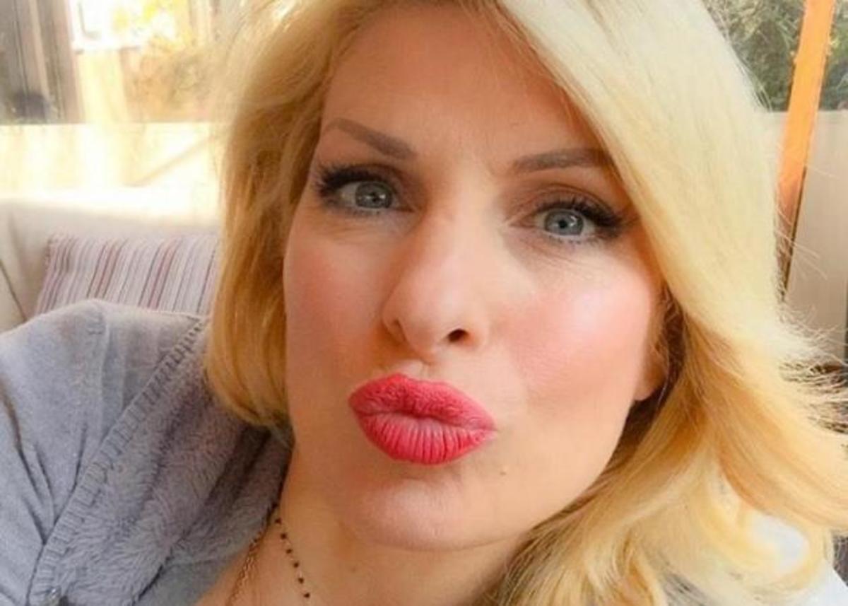 Ελένη Μενεγάκη: Ποζάρει άβαφη και χωρίς φίλτρα και πετάει μπηχτές!