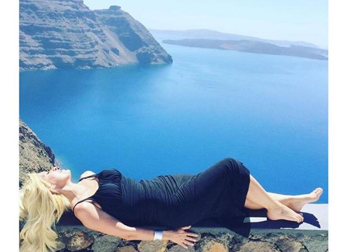 Ελένη Μενεγάκη: Απόδραση στη μαγευτική Σαντορίνη! Φωτογραφίες