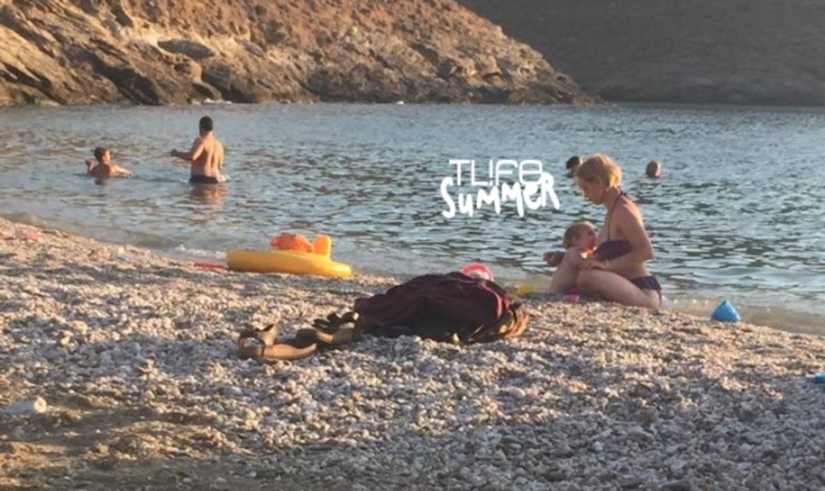 Γνωστή ηθοποιός θηλάζει σε παραλία της Κέας! ΦΩΤΟ